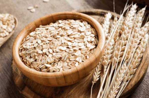 Tuy nhiên, loại hạt này rất giàu calo, trung bình 100g yến mạch chứa khoảng 389 kcal – gần gấp đôi gạo. Nếu không kiểm soát lượng ăn vào, yến mạch không giúp giảm mà còn gây tăng cân. Theo trang tin Sohu, mỗi bữa bạn chỉ nên ăn 30g bột yến mạch là đủ.