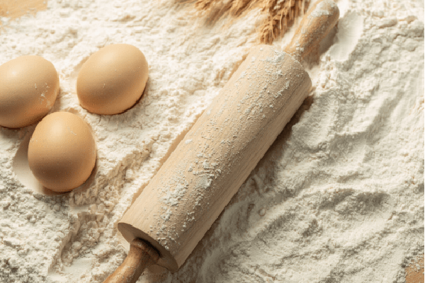 Bột mì. Nhiều người nhầm tưởng ăn bột mì thay cơm sẽ giảm cân hiệu quả. Tuy nhiên, phân tích thành phần dinh dưỡng của bột mì, các nhà khoa học nhận thấy chúng nhiều calo, dinh dưỡng hơn gạo.