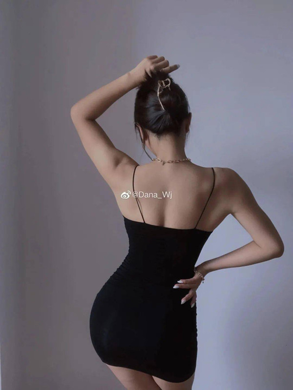 Đôi khi, Dana_Wj sẽ thay đổi bài tập để tạo cảm hứng. Ngoài chạy bộ, hotgirl rất thích thú khi được đắm mình bơi lội dưới nước. Những động tác uyển chuyển cũng góp phần hoàn thiện vóc dáng cho người tham gia.