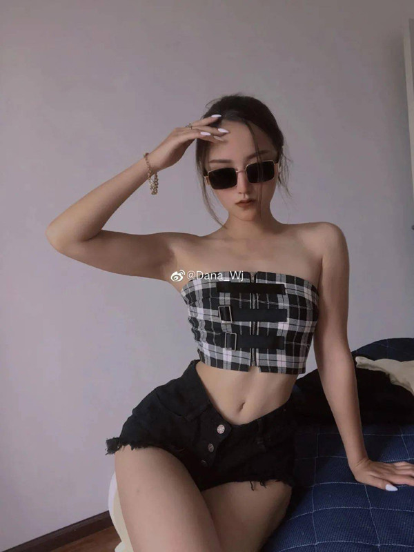 Dana_Wj sinh năm 1995 tại Quý Châu. Mỗi lần xuất hiện, cô nàng gây ấn tượng mạnh với thân hình nóng bỏng, thần thái không chê vào đâu được. Nhiều người cảm thấy bất ngờ khi biết công việc chính của mỹ nhân là cô giáo mầm non.