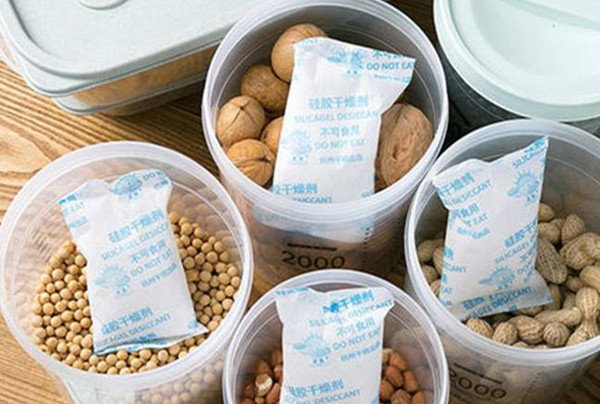 Thấy con trai gặp nguy hiểm, chị Tôn nhanh tay lấy điện thoại gọi cấp cứu. Dù rất lo lắng song chị nhớ bản thân từng đọc bài báo phổ biến cách sơ cứu khi ăn phải chất hút ẩm. Trong lúc chờ đợi, chị cho con uống liền 3 hộp sữa. Khi bệnh nhân đến viện, bác sĩ yêu cầu người nhà đưa Tao Tao đi kiểm tra toàn diện. Kết quả cho thấy, sức khỏe cậu bé không có vấn đề gì nghiêm trọng.