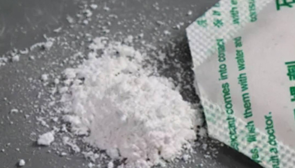 Trường hợp trẻ nuốt gói hút ẩm bột mịn làm từ vôi có thể gây bỏng khoang miệng, loét họng tùy vào mức độ hóa chất trẻ tiếp xúc. Lúc này, cần cho trẻ súc miệng thật nhiều với nước sạch hoặc sữa để làm giảm nồng độ kiềm do phản ứng vôi bột gây ra.