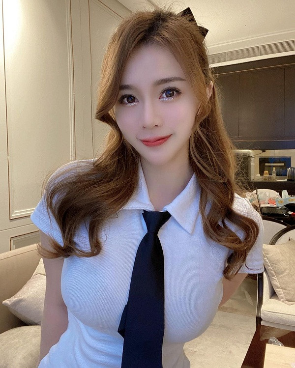 Đây không phải lần đầu Valent khiến người quan tâm “tan chảy” khi lên sóng với áo sơ mi. Trước đó, cô nàng từng mặc phanh toàn bộ cúc áo, để lộ khuôn ngực căng đầy. Quả thực, bản thân sơ mi trắng không hề hở hang, chỉ cần một vài thay đổi nhỏ cũng khiến chiếc áo kín đáo trở nên vô cùng gợi cảm.