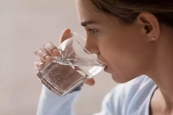 Cach phan biet dau bung do COVID-19 voi benh ve da day-Hinh-2