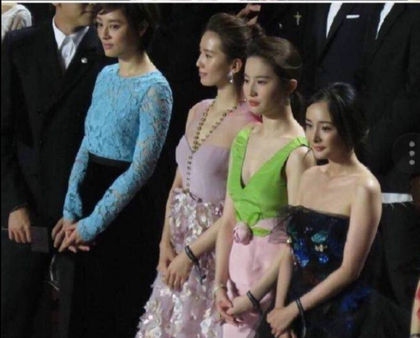 Ngoài đời thực, đường nét gương mặt của những mỹ nhân bên cạnh Lưu Diệc Phi thậm chí được đánh giá cao hơn. Vậy nhưng khi lên ảnh, họ trở nên lu mờ, làm nền cho “thần tiên tỷ tỷ”.