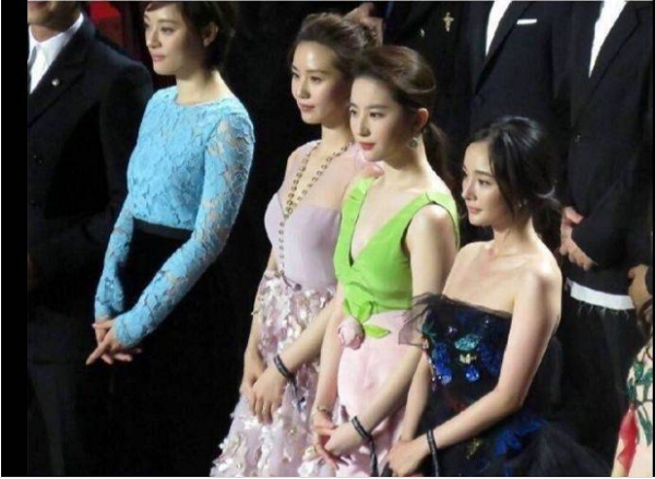 Sánh vai với những nhan sắc nổi bật như Dương Mịch, Tôn Lệ, vẻ đẹp của Lưu Diệc Phi thực sự khiến họ trở nên đầy khuyết điểm. Chẳng hạn, Dương Mịch trở nên nhỏ bé, da sạm, trán cao hơn hẳn trong khi Tôn Lệ thì bơ phờ, thiếu sức sống.