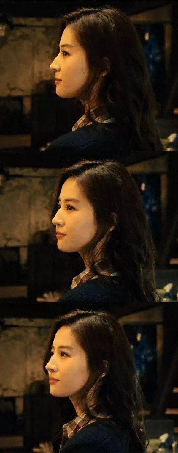 Nữ diễn viên cũng sở hữu những lợi thế cơ thể như vóc dáng cân đối, vòm xương hài hòa, cằm hếch nhẹ vừa đủ, sống mũi cao, mắt to tròn, lông mày gần như không có khuyết điểm.