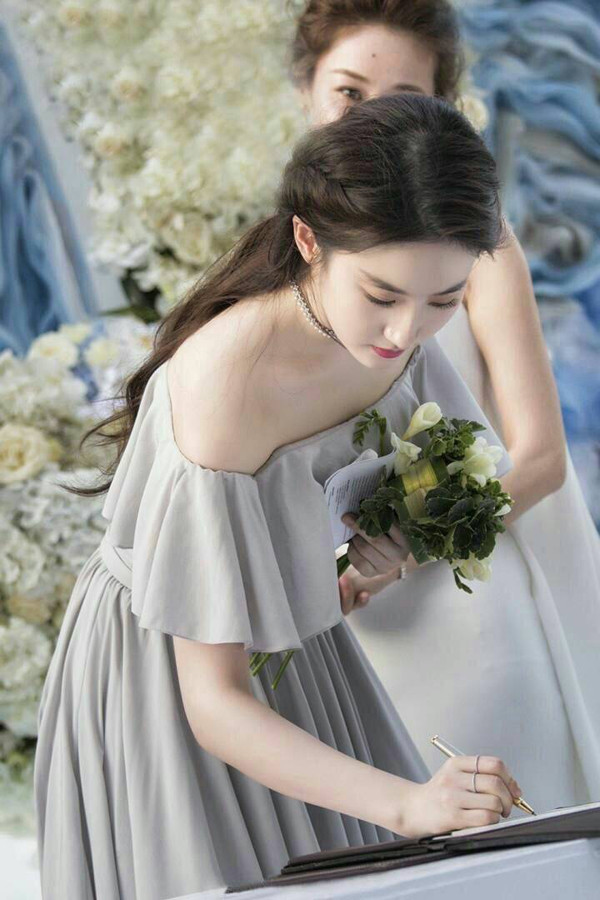 Lý giải điều này, chuyên gia sắc đẹp phân tích từng điểm mạnh trên gương mặt nữ diễn viên. Đầu tiên, làn da trắng căng mướt của Lưu Diệc Phi có thể chấm điểm hoàn hảo.