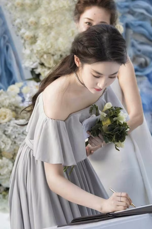 Lý giải điều này, chuyên gia sắc đẹp phân tích từng điểm mạnh trên gương mặt nữ diễn viên. Đầu tiên, làn da trắng căng mướt của Lưu Diệc Phi có thể chấm điểm hoàn hảo.