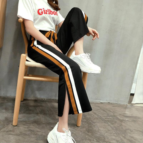 Đồng thời, mẫu quần thích hợp mặc hè nhờ thoáng mát. Vẻ ngoài nửa kín nửa hở của quần cũng giúp người mặc tôn lên đôi chân thon dài, gợi cảm mà vẫn thanh lịch.