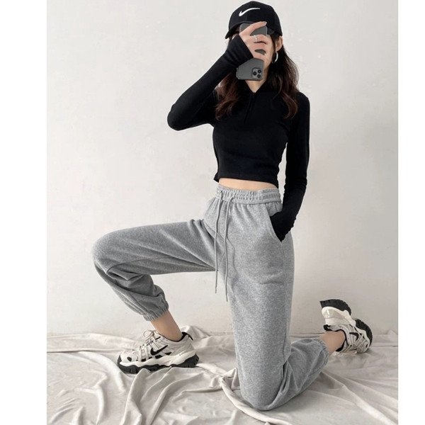 Bên cạnh đó, quần dáng suông bo gấu còn mang lại vẻ ngoài trẻ trung, năng động. Người mặc có thể thoải mái vận động, lựa chọn mặc ở nhà, xuống phố hoặc xuất hiện ở những không gian không đòi hỏi khắt khe về trang phục.