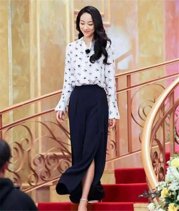 Khi mặc, bạn có thể kết hợp quần ống rộng xẻ tà với áo sơ mi có độ ôm vừa phải, kết hợp sandal dây mảnh giúp diện mạo bớt nặng nề.