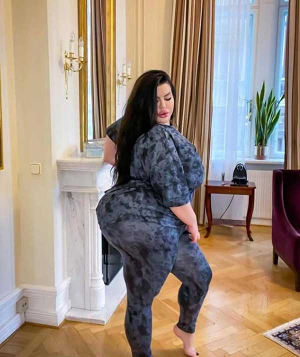 Natasha Crown năm nay 29 tuổi, sống tại Gothenburg, Thụy Điển. Sở hữu vóc dáng đặc biệt, Natasha ngày càng trở nên nổi tiếng. Chỉ tính riêng trang Instagram, cô nàng có hơn hai triệu người theo dõi trên khắp thế giới. (Ảnh: IGNV)