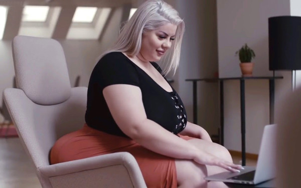 Chẳng hạn, cô phải nằm sấp để ngủ, không thể nằm như người bình thường vì sẽ rất đau. Khi đi máy bay, cô phải mua luôn hai ghế mới đủ chỗ ngồi.