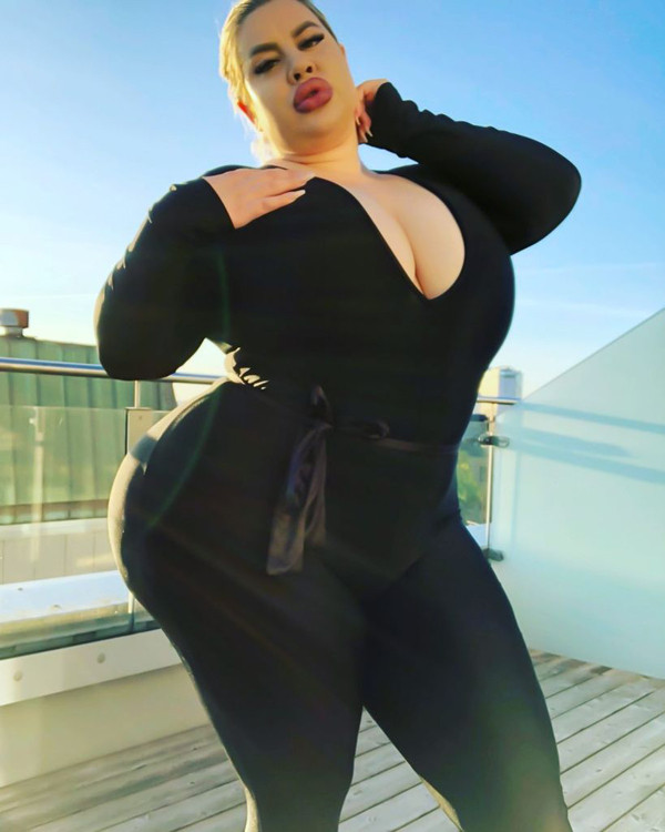 Trong lần tham gia chương trình hẹn hò trực tuyến, một người cho biết anh ta cảm thấy sốc trước ngoại hình của Natasha. Đứng trước ống kính, anh ta không ngại bày tỏ suy nghĩ của mình: “Tôi nghĩ mình sẽ không bao giờ hẹn hò với bạn gái có cặp mông to đến vậy”.