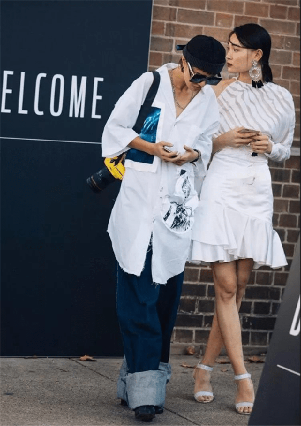 Bên cạnh đó, trang phục oversize cũng nên tiết chế sao cho phù hợp với vóc dáng. Những bộ đồ quá dài rộng sẽ khiến người mặc trở nên thấp bé, lôi thôi.