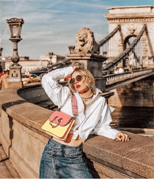 Độ tuổi 20-30, bạn nên chọn những trang phục trẻ trung, năng động hoặc cá tính. Tuy nhiên, bước sang tuổi 40-50, bạn không nên chọn mặc quần áo màu sắc sặc sỡ, váy tutu, quần yếm hay đồ hiphop.