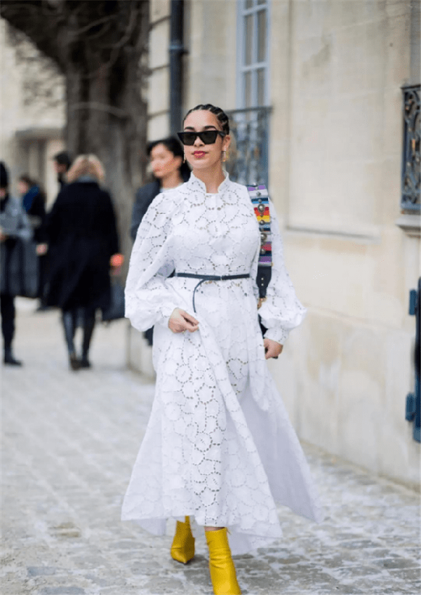 Để không bị chê lỗi mốt, chị em nên chọn quần áo thoáng mát, có độ rộng phù hợp. Kiểu trang phục này còn giúp người mặc che chắn dáng người chưa cân đối, vị trí bắp tay chân, đùi hay vùng bụng ngấn mỡ.