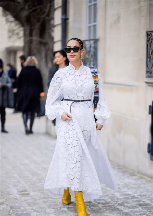 Để không bị chê lỗi mốt, chị em nên chọn quần áo thoáng mát, có độ rộng phù hợp. Kiểu trang phục này còn giúp người mặc che chắn dáng người chưa cân đối, vị trí bắp tay chân, đùi hay vùng bụng ngấn mỡ.