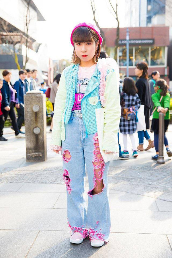  Quần áo không phù hợp với tuổi. Chọn trang phục đẹp nhưng không phù hợp với tuổi sẽ khiến vẻ ngoài trở nên kệch cỡm, bị chê “cưa sừng làm nghé”. Do vậy, bạn nên hài hòa giữa sở thích và độ tuổi của mình.