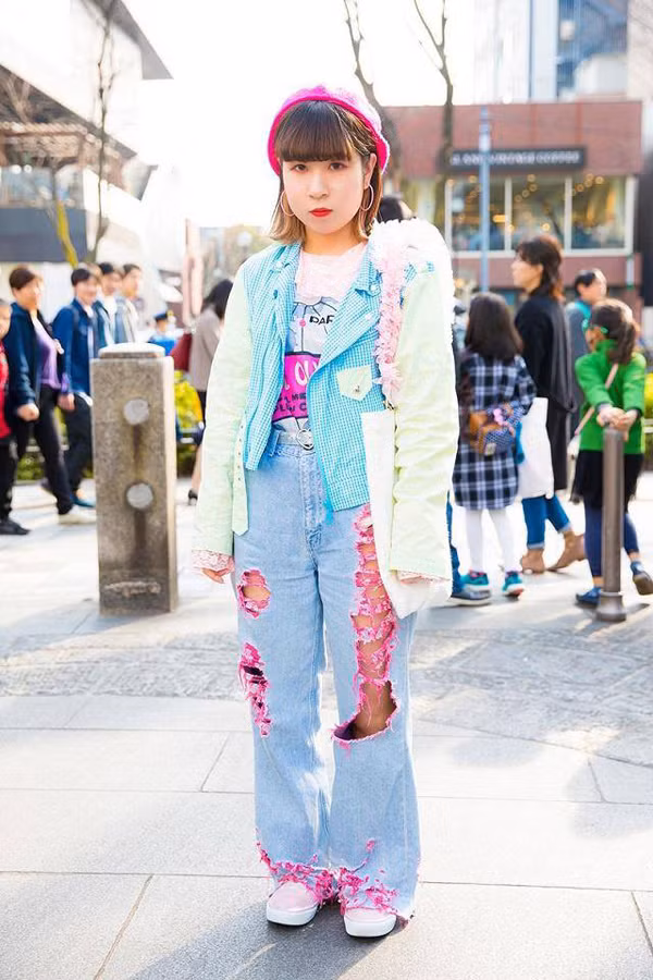  Quần áo không phù hợp với tuổi. Chọn trang phục đẹp nhưng không phù hợp với tuổi sẽ khiến vẻ ngoài trở nên kệch cỡm, bị chê “cưa sừng làm nghé”. Do vậy, bạn nên hài hòa giữa sở thích và độ tuổi của mình.