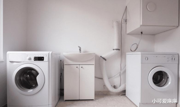 Với máy giặt cửa trước, nhà sản xuất còn đưa vào các gioăng, màng che và lớp lót cao su nhằm tránh tràn nước. Điều này vô tình khiến hơi nước sau giặt khó thoát ra ngoài hơn.