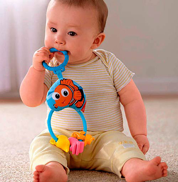 Tránh cho trẻ nhai các phụ kiện, đồ chơi hoặc đồ dùng học tập có chứa chì như bút chì và sáp màu. Đưa trẻ đến bệnh viện để xét nghiệm chì trong máu, thải chì kịp thời nếu phát hiện có dấu hiệu nhiễm độc.