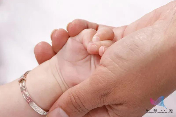 Ở nhiều nơi, trẻ nhỏ sẽ được đeo một chiếc vòng bạc nhỏ. Người lớn tin rằng, bạc có thể chuyển màu đen nếu trong cơ thể trẻ có độc, giúp họ phát hiện sớm để can thiệp kịp thời. Vậy nhưng, có ý kiến cho rằng lắc bạc không giúp phát hiện chất độc, thậm chí khiến trẻ nhiễm chì. Rất nhiều ý kiến tranh luận đưa ra, khiến hagtag “vòng tay bạc gây nhiễm độc chì” được tìm kiếm nhiều trong thời gian gần đây. (Ảnh: Popular Science China, minh họa)