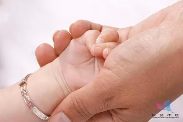 Ở nhiều nơi, trẻ nhỏ sẽ được đeo một chiếc vòng bạc nhỏ. Người lớn tin rằng, bạc có thể chuyển màu đen nếu trong cơ thể trẻ có độc, giúp họ phát hiện sớm để can thiệp kịp thời. Vậy nhưng, có ý kiến cho rằng lắc bạc không giúp phát hiện chất độc, thậm chí khiến trẻ nhiễm chì. Rất nhiều ý kiến tranh luận đưa ra, khiến hagtag “vòng tay bạc gây nhiễm độc chì” được tìm kiếm nhiều trong thời gian gần đây. (Ảnh: Popular Science China, minh họa)