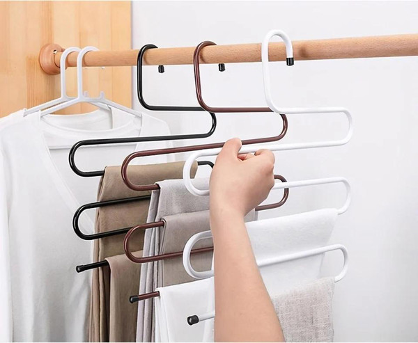 Móc treo chữ S. Móc treo chữ S được giới thiệu giúp giữ nếp quần, chiếm ít diện tích trong tủ đồ. Với công dụng hứa hẹn như vậy, nhiều chị em hào hứng đặt mua, đến khi sử dụng mới thực sự “vỡ mộng”. (Ảnh minh họa)