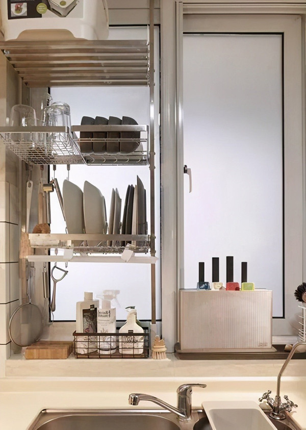 Bát đĩa thường được làm bằng chất liệu sứ, thủy tinh nên dễ vỡ. Giá treo quá cao khiến bạn phải rướn người mới có thể lấy được.