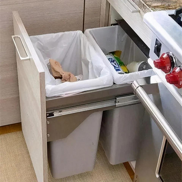 Thùng rác tích hợp trong tủ. Khi tung ra thị trường, thùng rác kiểu này được giới thiệu giúp bạn tiết kiệm diện tích sử dụng. Đồng thời, thùng rác đặt trong tủ còn giúp tăng tính thẩm mỹ cho căn nhà.