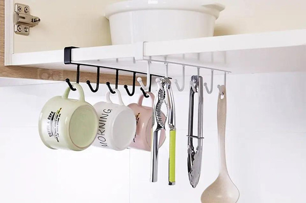 Móc treo đồ. Đồ gia dụng này hứa hẹn giúp gia chủ tận dụng tối đa không gian trong nhà. Đặt chúng trong tầm tay, bạn sẽ không mất nhiều thời gian đi tìm mỗi khi cần đến.