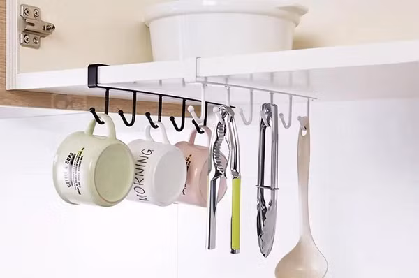 Móc treo đồ. Đồ gia dụng này hứa hẹn giúp gia chủ tận dụng tối đa không gian trong nhà. Đặt chúng trong tầm tay, bạn sẽ không mất nhiều thời gian đi tìm mỗi khi cần đến.