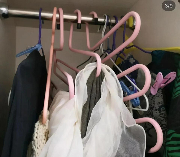 Nhiều chị em chia sẻ, rắc rối khi sử dụng móc treo chữ S đôi khi nhiều hơn so với tiện ích chúng mang lại. Cụ thể, mỗi lần lấy quần, chị em phải thao tác nhẹ nhàng nếu không muốn làm lộn xộn cả dây trang phục.