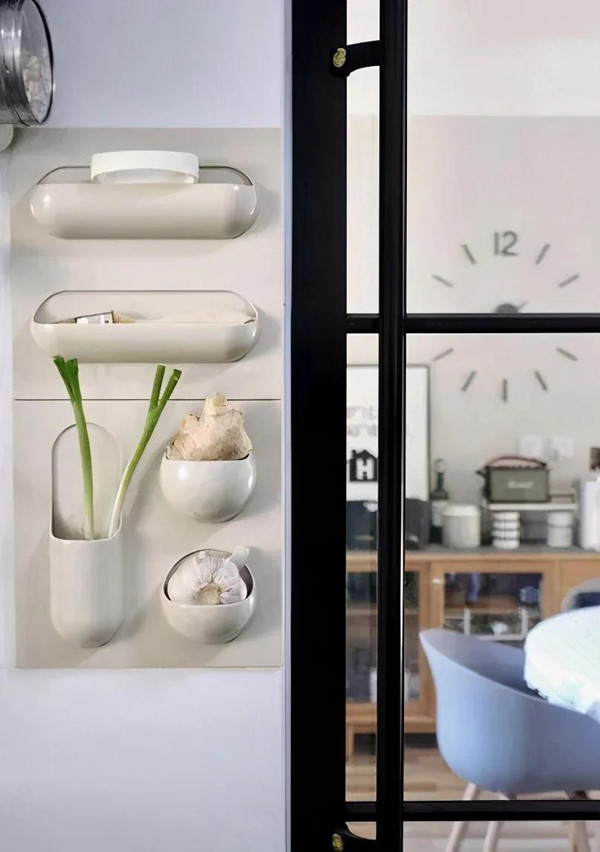 Kệ đựng gừng tỏi. Nhiều chị em sau khi sử dụng chia sẻ, loại kệ này gần như chỉ phục vụ mục đích trang trí, không thích hợp để sử dụng trong bếp. Thực vậy, những chiếc kệ này quá nhỏ, chỉ để vừa một củ tỏi, hành tím hoặc một miếng gừng. Diện tích nhỏ cũng khiến việc vệ sinh chúng thực sự là một thách thức.