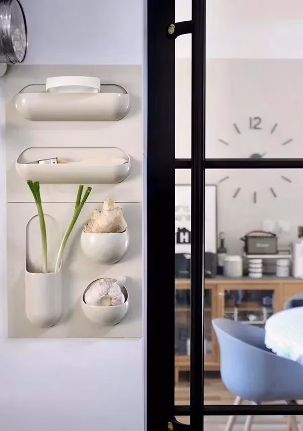 Kệ đựng gừng tỏi. Nhiều chị em sau khi sử dụng chia sẻ, loại kệ này gần như chỉ phục vụ mục đích trang trí, không thích hợp để sử dụng trong bếp. Thực vậy, những chiếc kệ này quá nhỏ, chỉ để vừa một củ tỏi, hành tím hoặc một miếng gừng. Diện tích nhỏ cũng khiến việc vệ sinh chúng thực sự là một thách thức.