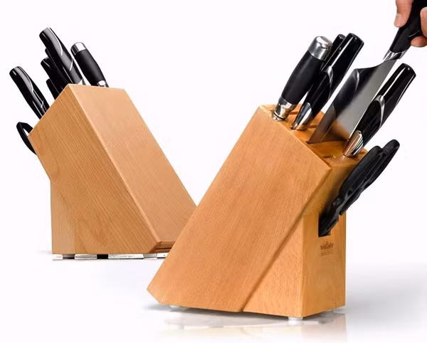 Hộp đựng dao bằng gỗ. Nhìn bề ngoài, hộp đựng dao bằng gỗ giúp bảo quản dao song thực tế chúng gần như không có tác dụng bảo vệ dao kéo. Thậm chí, vật liệu gỗ kết hợp không gian đóng kín khiến nước khó bay hơi, tạo điều kiện khiến vi khuẩn sinh sôi.