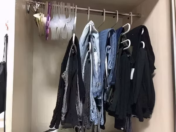 Móc treo chữ S nhìn bề ngoài chiếm ít diện tích song thực tế lại không phải vậy. Những chiếc quần sau khi được cài vào khoảng trống, dù được gấp phẳng vẫn có độ phồng nhất định, khiến tủ đồ nhanh chóng bị lấp đầy.