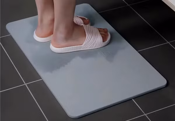 Thảm bùn diatom. Thảm bùn diatom có đặc điểm hút nước cực tốt. Nhiều người hi vọng nó sẽ giúp không gian trước cửa nhà tắm luôn khô ráo.