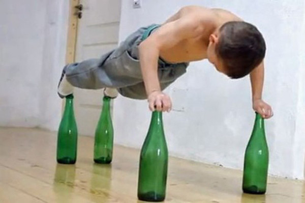 Trước phản ứng gay gắt, anh Lulian (bố của Giuliano Stroe) cho rằng bản thân anh khuyến khích Giuliano Stroe và cả cậu con út tập thể hình chứ không hề ép buộc. Nhiều người cho rằng tập luyện cường độ cao khiến thể chất trẻ phát triển không đúng cách nhưng không có bất kỳ bằng chứng nào chứng minh luận điểm đó. Ăn uống và tập luyện khoa học luôn mang lại lợi ích cho đứa trẻ.