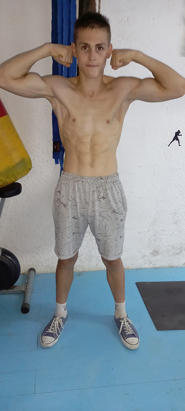 Ngoài luyện tập, cuộc sống thường ngày của Giuliano Stroe không khác biệt nhiều với bạn bè. Cậu dành nhiều thời gian cho các hoạt động giải trí như đi chơi, xem phim, gặp gỡ bạn bè.