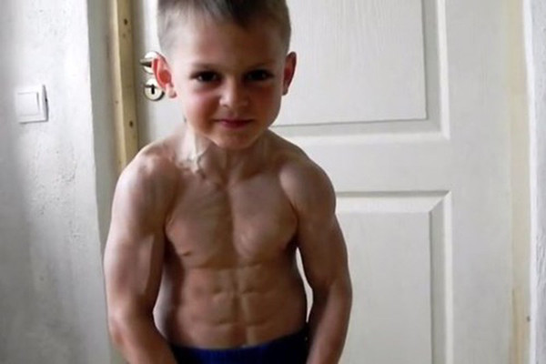 Năm 2009, Giuliano Stroe lập kỷ lục Guinness thế giới sau khi hoàn thành quãng đường 10 m đi bằng 2 tay và kẹp một quả tạ nặng giữa 2 chân trong thời gian nhanh nhất (24,37 giây). Biệt danh “ cậu bé khỏe nhất thế giới” hay “Hercules Romania” gắn với cậu từ đó.