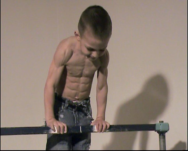 Thời điểm đó, họ cho rằng bậc phụ huynh này đang đưa ra bài tập không phù hợp với lứa tuổi cậu bé, ảnh hưởng đến thể chất và tinh thần đứa trẻ sau này.