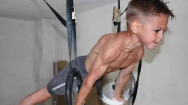 Bên cạnh những lời khen ngợi về ngoại hình, thành tích đáng nể, nhiều người chỉ trích bố mẹ Giuliano Stroe đang buộc con “chín ép”.