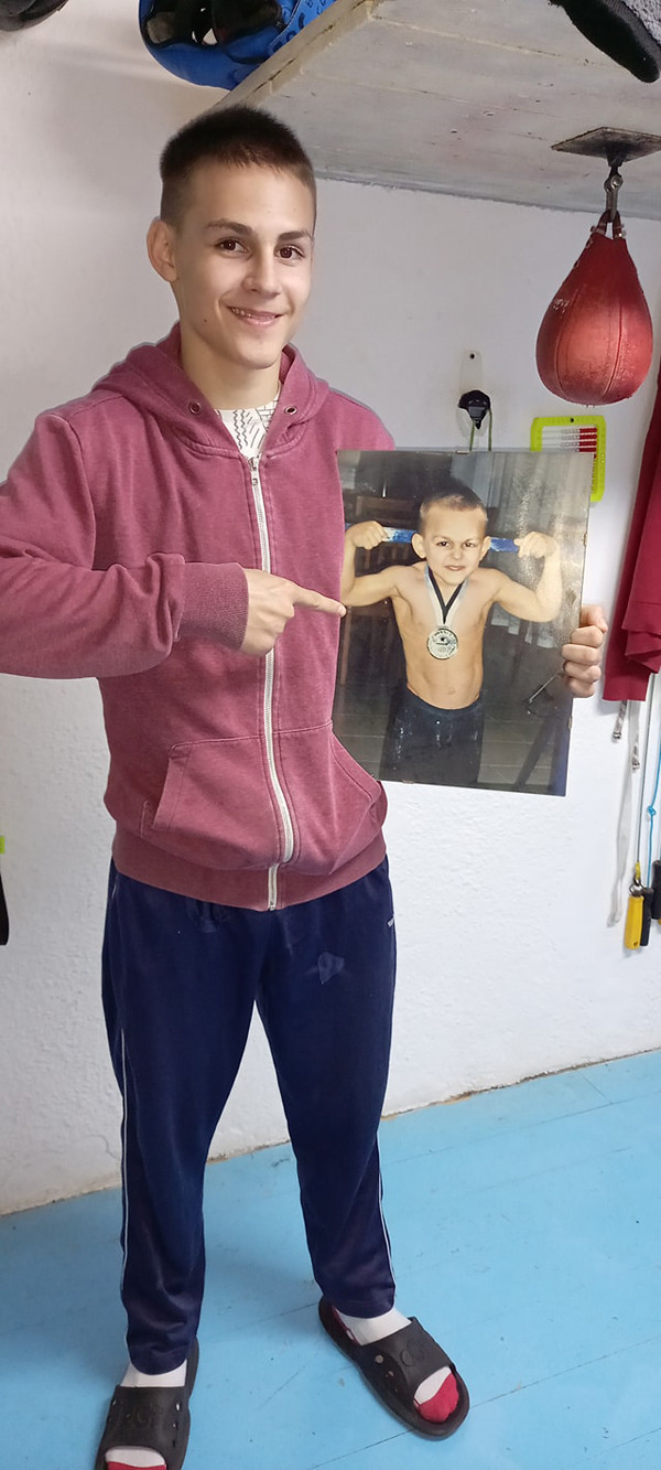 Trước ý kiến cho rằng chiều cao không mấy nổi trội có liên quan đến việc tập thể hình từ sớm, Giuliano Stroe cho biết chưa bao giờ oán tránh việc bố đào tạo cho mình. Cậu bé cảm thấy rất vui khi trở thành niềm tự hào của bố mẹ, là tấm gương để em trai Claudiu phấn đấu.