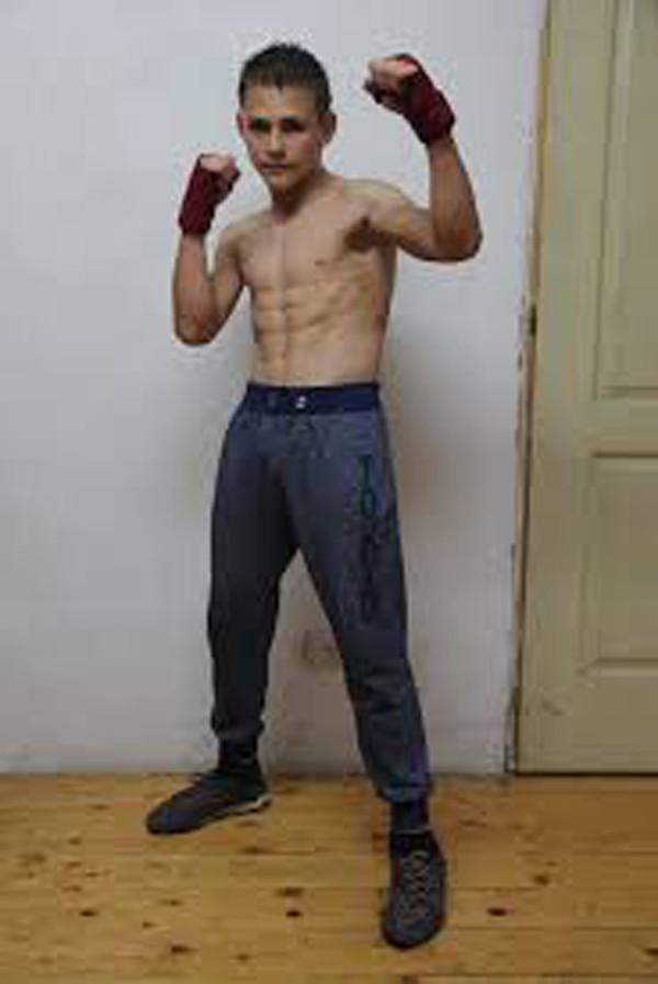 Tuy nhiên, chiều cao của cậu khiến nhiều người ngỡ ngàng. Theo đuổi chế độ ăn khoa học cùng lịch luyện tập dày đặc, năm 15 tuổi, Giuliano Stroe nặng 47kg, chỉ cao 1m60.