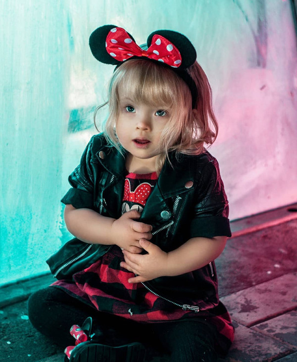 Lisa cũng truyền cảm hứng thiết kế trang phục bất tận cho mẹ nuôi. Katerina dành thời gian rảnh để tạo nên những bộ đồ như trong truyện cổ tích. Những bức ảnh hoàn hảo về bé gái mắc hội chứng Down khiến bất cứ ai cũng siêu lòng.