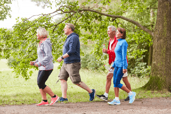 Ngoài ra, tập thể dục không chỉ giúp cải thiện tuần hoàn máu, giảm cholesterol mà còn giúp tăng độ cứng của cơ, bắp và khớp. Không riêng người có mỡ máu cao, người trung niên cũng nên duy trì tập luyện 30-60 phút mỗi ngày. Không cần theo đuổi bài tập cường độ cao, vận động nhẹ nhàng khi đi bộ, đi bộ nhanh, Thái cực quyền cũng nhận về những lợi ích sức khỏe ấn tượng.