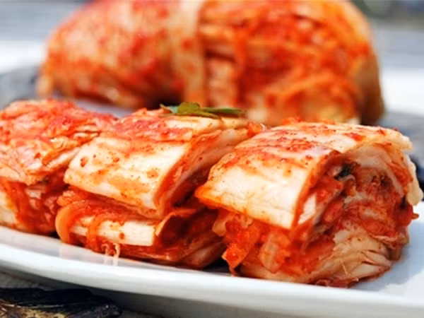 Khi huyết áp tăng cao, thành mạch máu sẽ bị tác động làm tổn thương nội mạch. Lâu ngày lòng mạch bị thu hẹp sẽ đẩy nhanh quá trình hình thành huyết khối, tăng mỡ máu và đẩy nhanh quá trình tắc nghẽn mạch máu.